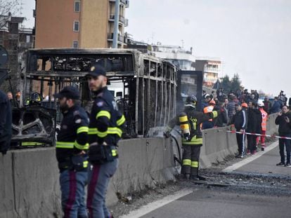 Equipos de emergencias junto al autobús calcinado cerca de Milán.