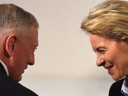 Los titulares de Defensa de EE UU, James Mattis, y Alemania, Ursula von der Leyen, el viernes en la Conferencia de Seguridad de M&uacute;nich. 