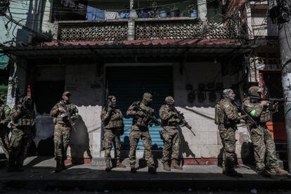 Miembros de la Policía Militar durante un operativo contra el crimen organizado, hoy, en la favela Alemão, al norte de Río de Janeiro (Brasil). Fue una operación conjunta de cuerpos de élite de la Policía Militar del Estado de Rio de Janeiro y de la Policía Civil.