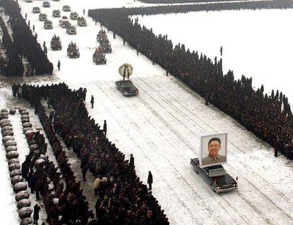 Cortejo fúnebre que transporta el féretro del fallecido Kim Jong-il por las principales vías de Pyongyang (Corea del Norte). Poco más de dos horas después de que partiera del Palacio Memorial de Kumsusan, la procesión, en la que iba también su hijo menor y sucesor, Kim Jong-un (c-d), llegaba a la céntrica Plaza Kim Il-sung donde, bajo una intensa nevada, esperaba una multitud en la explanada y las gradas para dar el último adiós a su líder, fallecido el 17 de diciembre a los 69 años.
