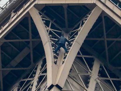 Un hombre escala la Torre Eiffel. En vídeo, cierran la Torre Eiffel por la presencia de un hombre escalando el monumento.