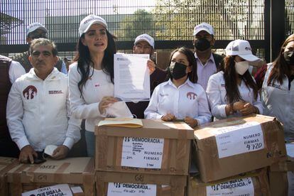 Integrantes de la organización Que Siga la Democracia entrega al INE un millón de firmas para la revocación de mandato del presidente Andrés Manuel López Obrador.
