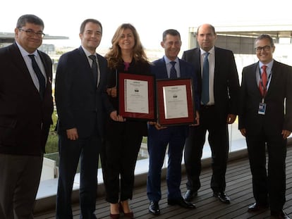 El director del Servicio Jurídico de Telefónica España, Nicolás Oriol, la directora de Cumplimiento, Lidón Safont, y Manuel Lara, director de Auditoría Interna, han recibido el certificado de manos de Salvador Román, gerente de Governance y Corporate Compliance de Aenor.