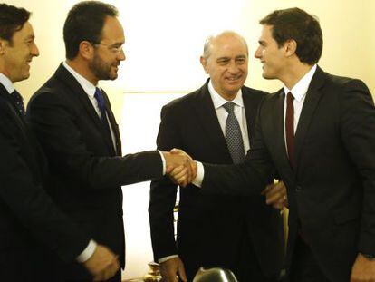 Albert RIvera saluda a Antonio Hernando (PSOE) ante Rafael Hernando (PP) y Jorge Fern&aacute;ndez D&iacute;az, ministro del Interior. 