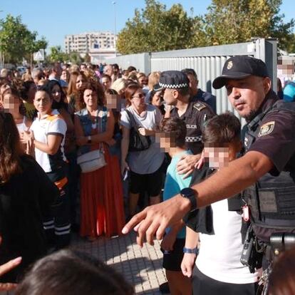Agentes de policía, en el exterior del instituto de Jerez.