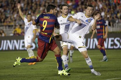 Luis Suárez, ante Dan Gargan, en el remate que supuso el primer gol.