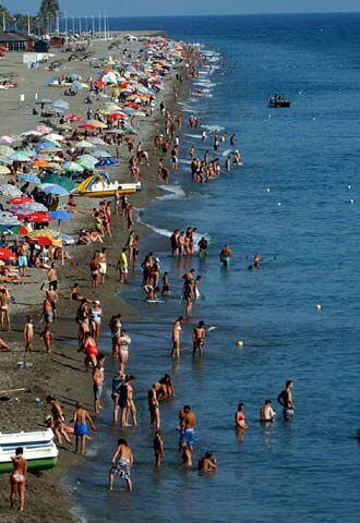 Aspecto que presentaba ayer la playa de Salobreña, en Granada, debido a la prohibición de bañarse debido a la plaga de medusas que está afectando al litoral mediterráneo.