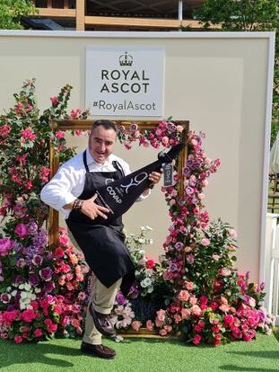 José Sol, propietario de Spanish Ham Masters, bromea durante su trabajo para las carreras de Royal Ascot.