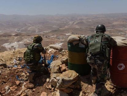 Soldados libaneses apostados en una posición militar sobre la localidad libanesa de Arsal el pasado mes de junio.