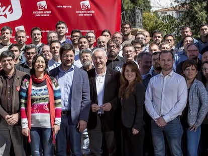 El coordinador de Izquierda Unida (en el centro) junto a los candidatos de Esquerra Unida.