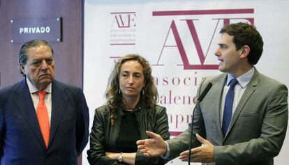 Albert Rivera, a la derecha, con la candidata de Ciudadanos a la Generalitat, Carolina Punset, y el presidente de la Asociaci&oacute;n Valenciana de Empresarios, Vicente Boluda.