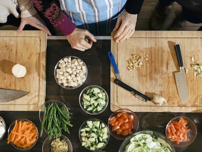 Una tabla de cortar con vegetales en una clase de cocina.