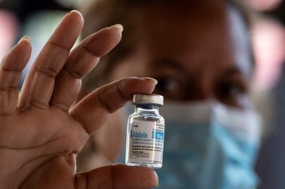 Una enfermera enseña un vial de Abdala, la primera vacuna contra la covid-19 aprobada en Cuba.