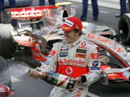 Fernando Alonso, amb l'escut del McLaren-Mercedes, celebra la seva victòria al Gran Premi de Monte Carlo, el 2007.