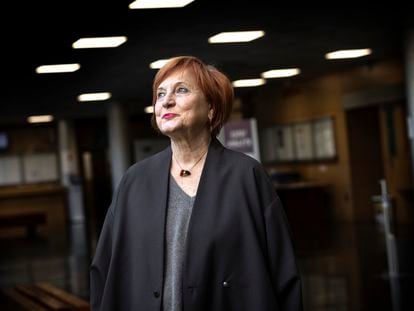 La historiadora Isabel Morant, en el vestíbulo de la facultad de Historia de la Universitat de València, este martes.