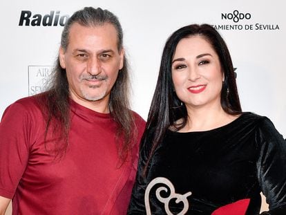 Dionisio Martín y  María de los Ángeles Muñoz, Camela, en octubre de 2019 en Sevilla, en los premios Radiolé.