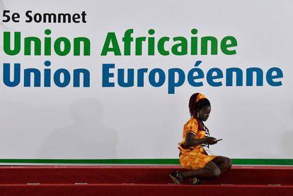 Una participante en la cumbre Unión Africana-Unión Europea este miércoles en Abiyán.