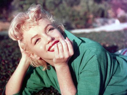 La actriz Marilyn Monroe, tumbada sobre la hierba, en un retrato tomado en 1954 en Palm Springs, California.