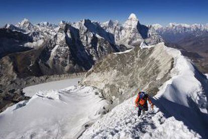 Un alpinista en la arista cimera del Island Peak (6189 metros), en Nepal.