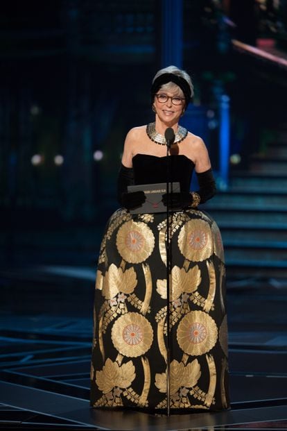 Rita Moreno presenta el Oscar a mejor película de habla no inglesa en la 90ª edición de los premios, el 4 de marzo de 2018. La actriz vistió el mismo traje que llevó en 1962 para recoger su galardón.