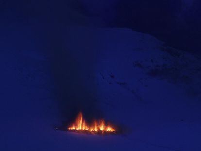 Un volcán del sur de Islandia ha entrado en eupción esta pasada noche debajo de un glaciar.