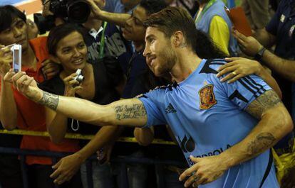 Ramos se toma fotos con los aficionados.