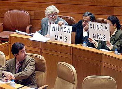 El consejero de Medio Ambiente, Carlos del Álamo, observa la protesta de los diputados del BNG en el Parlamento.