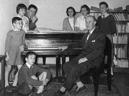 Gerardo Diego posa con su familia en su casa en 1954.