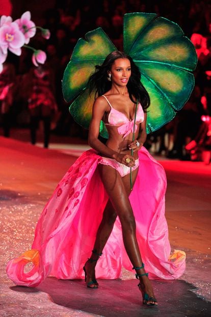 La lista de firmas para las que ha modelado es infinita: Burberry, Carolina Herrera, Giorgio Armani, Saint Laurent, Chanel, Tom Ford, Dolce & Gabbana o Stella McCartney por citar solo unas pocas. En la imagen, cruzando la pasarela de Victoria's Secret en 2012.