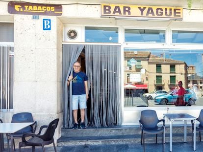 Santos Yagüe, en la puerta del bar que heredó de sus padres en Bernardos (Segovia).