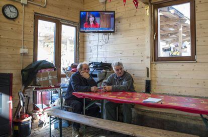 Dos de los vecinos de Amatrice que han perdido su casa, en el salón improvisado donde comen desde hace 6 meses.