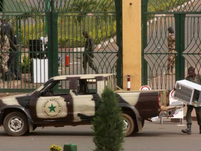Un soldado carga un mueble en un camión a las puertas del recinto que contiene los ministerios gubernamentales en Bamako, Mali
