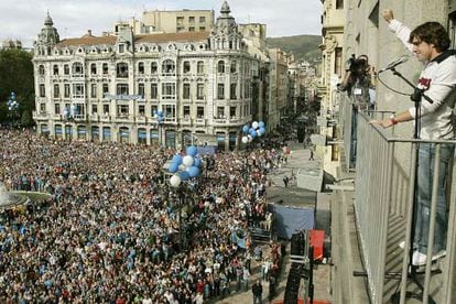 Alonso saluda desde el balcón a la multitud presente en la plaza de la Escandalera.