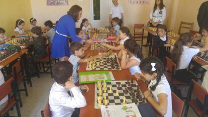 Niños de 8 años de la escuela Eureka, de Yereván, en clase de ajedrez con su profesora.