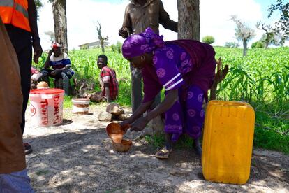 Vendedora de bil bil -cerveza local de mijo- en el mercado de Gossi, en los montes Mandara, en el Extremo Norte de Camerún. Antes aquí se concentraban una 5.000 personas, desde que llegó Boko Haram a la zona no se reúnen más de 50. 