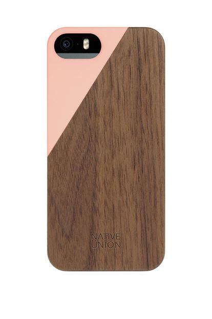 La madera es el leitmotiv de la firma Native Union. Combinada con rosa (o con el color quee elijas), puede ser perfecta para proteger el móvil (40 euros aproximadamente).