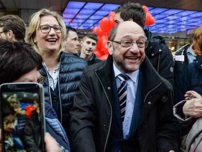 El líder del SPD, Martin Schulz, y la candidata del partido en el Sarre, Anke Rehlinger, en un acto electoral el viernes en Sarrebruck.