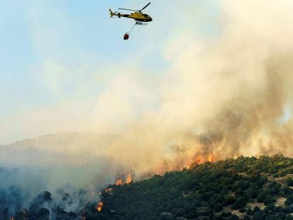 Medios aéreos y terrestres participan desde el viernes en las labores de extinción de un incendio declarado en el término de El Tiemblo, en Ávila.
