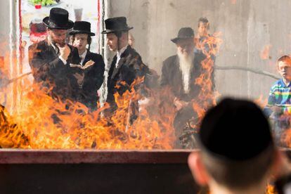 Ultra-Orthodox Jews burn leavened items in a final preparation before the start at sundown of the Jewish Passover (Pesach) holiday, in the city of Bnei Brak, central Israel, on April 10, 2017.
All leavened food, such as bread, is forbidden to Jews during the week-long holiday, which to commemorate the Israelites' exodus from Egypt some 3,500 years ago. / AFP PHOTO / JACK GUEZ
