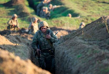 Un soldado armenio toma posiciones en Tavush, el martes.