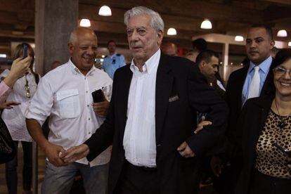 <b>VARGAS LLOSA EN VENEZUELA.</B> El Premio Nobel peruano Mario Vargas Llosa en el aeropuerto Simón Bolívar de Caracas. El escritor participará en una serie de conferencias en la capital venezolana.