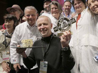 Gunnar Waagen, productor del queso Kraftkar, recoge en San Sebastián el premio al mejor queso del mundo.