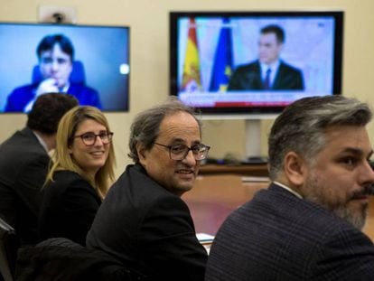 De izquierda a derecha, Elsa Artadi, portavoz del Govern, el president Quim Torra y el portavoz de Junts per Catalunya, Albert Batet, en la reunión de este viernes en el Parlament.
