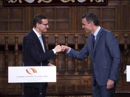 El presidente del Gobierno, Pedro Sánchez (a la derecha), saluda al primer ministro de la República de Polonia, Mateusz Morawiecki.