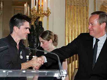 Juanes, felicitado por el ministro francés de Cultura, Renaud Donnedieu de Vabres, que le impuso la medalla.