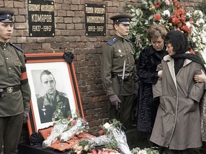 Familiares del piloto soviético Vladímir Komarov, en 1967, durante la ceremonia de 
su entierro en la Necrópolis de la Muralla del Kremlin. 