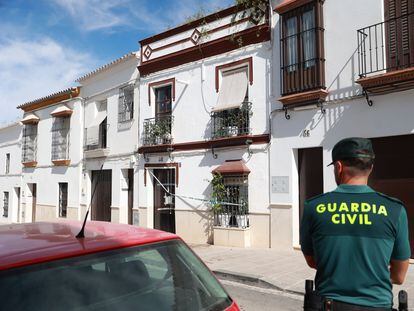 Fachada de la vivienda en Osuna (Sevilla) donde aparecieron los cadáveres de un hombre y una mujer en avanzado estado de descomposición.