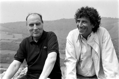 Lang, con Mitterrand en mayo de 1982 durante el ascenso anual a la roca de Solutré.