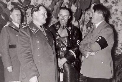 El segundo por la izquierda, Hermann Göring, en el centro Heinrich Himmler junto a Adolf Hitler.