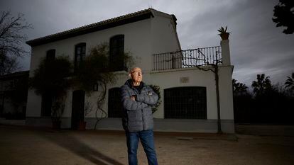 Mykola Prikhodko, profesor ucranio, frente a la Huerta de San Vicente, casa de Federico Garcia Lorca, en Granada.